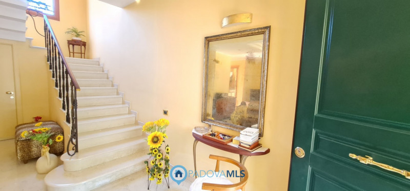 CASA SINGOLA CENTRALISSIMA AD ABANO €.423.000 - rif.JP512

Scopri questa esclusiva casa singola, ...