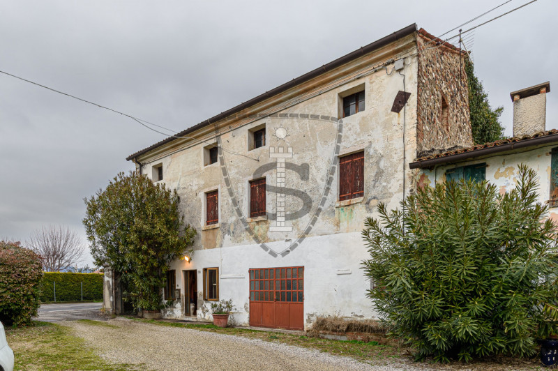Proponiamo in vendita a Colceresa una casa con ingresso in corte comune che si sviluppa su una su...