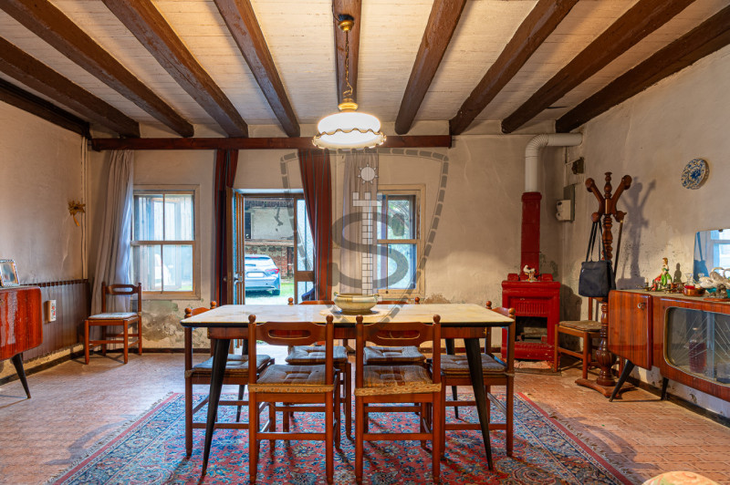 Proponiamo in vendita a Colceresa una casa con ingresso in corte comune che si sviluppa su una su...