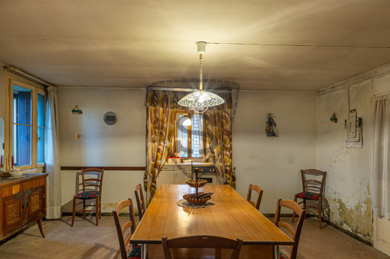 Proponiamo in vendita a Colceresa una casa con ingresso in corte comune che si sviluppa su una su...