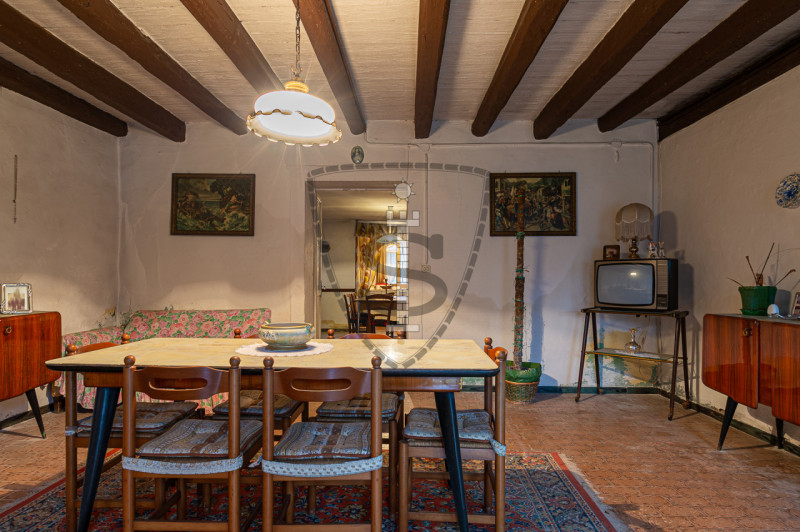 Proponiamo in vendita a Colceresa una casa con ingresso in corte comune che si sviluppa su una su...