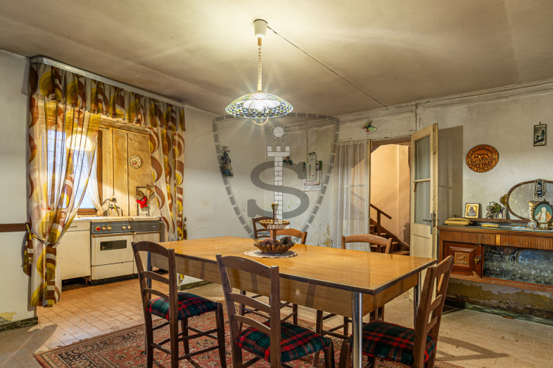 Proponiamo in vendita a Colceresa una casa con ingresso in corte comune che si sviluppa su una su...