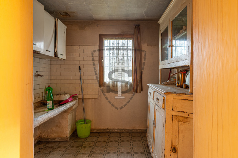 Proponiamo in vendita a Colceresa una casa con ingresso in corte comune che si sviluppa su una su...