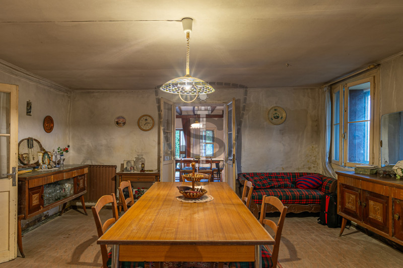 Proponiamo in vendita a Colceresa una casa con ingresso in corte comune che si sviluppa su una su...