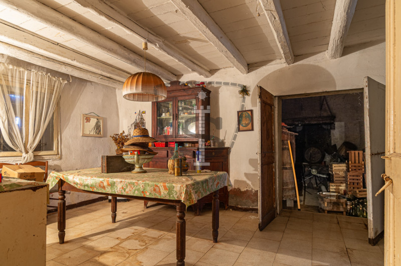 Proponiamo in vendita a Colceresa una casa con ingresso in corte comune che si sviluppa su una su...