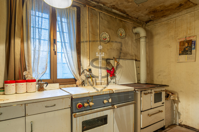 Proponiamo in vendita a Colceresa una casa con ingresso in corte comune che si sviluppa su una su...