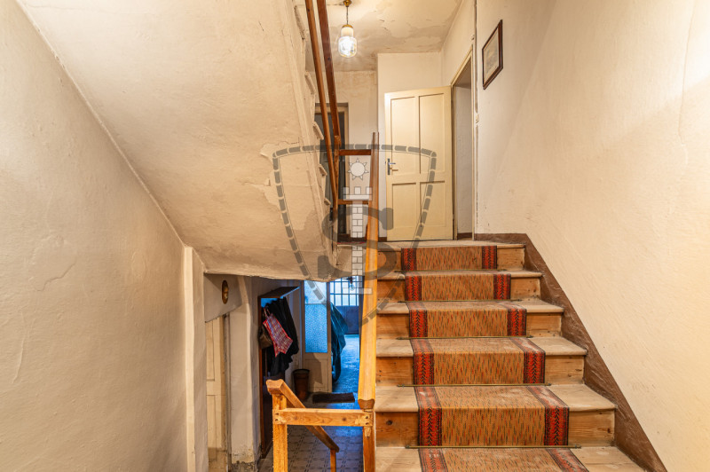 Proponiamo in vendita a Colceresa una casa con ingresso in corte comune che si sviluppa su una su...