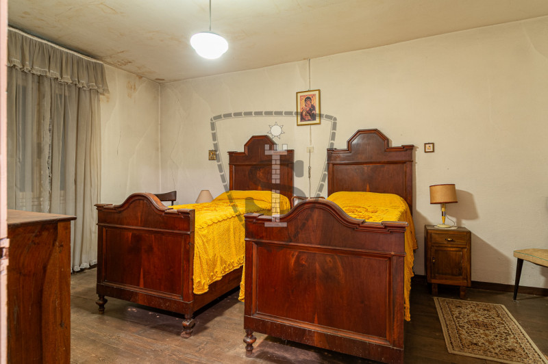 Proponiamo in vendita a Colceresa una casa con ingresso in corte comune che si sviluppa su una su...