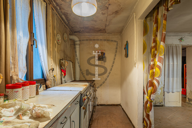 Proponiamo in vendita a Colceresa una casa con ingresso in corte comune che si sviluppa su una su...