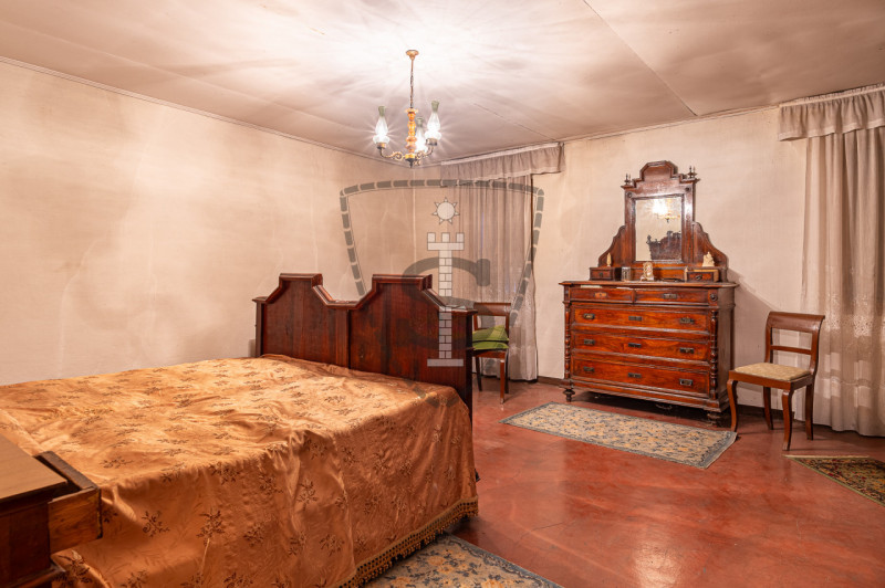 Proponiamo in vendita a Colceresa una casa con ingresso in corte comune che si sviluppa su una su...