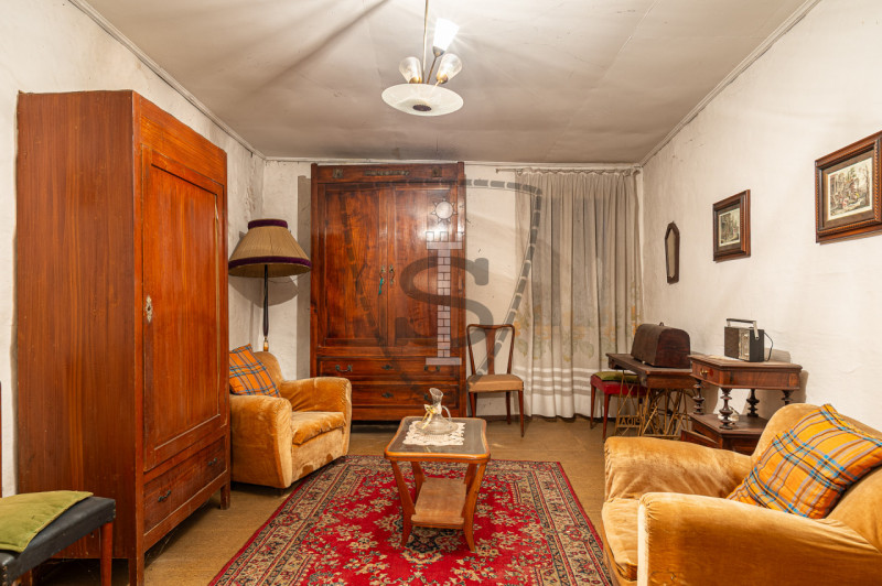 Proponiamo in vendita a Colceresa una casa con ingresso in corte comune che si sviluppa su una su...