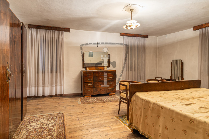 Proponiamo in vendita a Colceresa una casa con ingresso in corte comune che si sviluppa su una su...