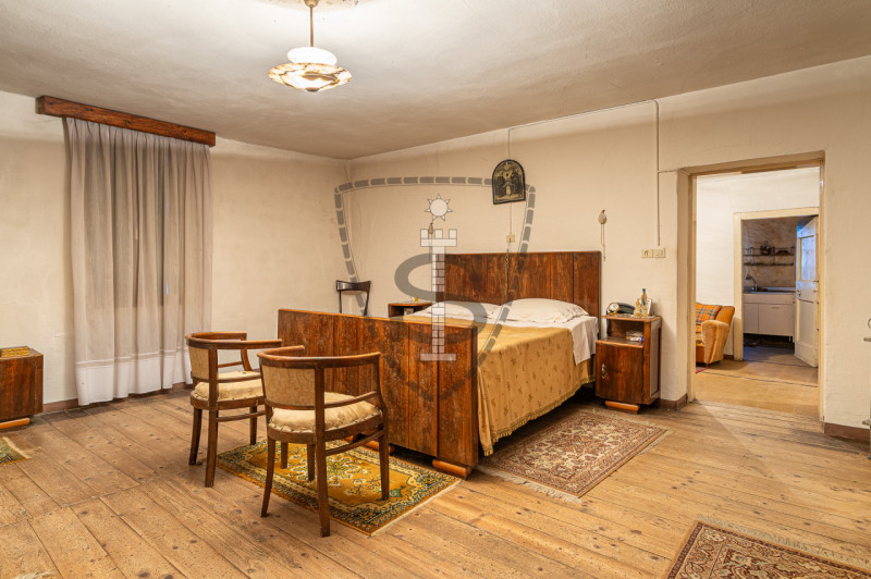 Proponiamo in vendita a Colceresa una casa con ingresso in corte comune che si sviluppa su una su...