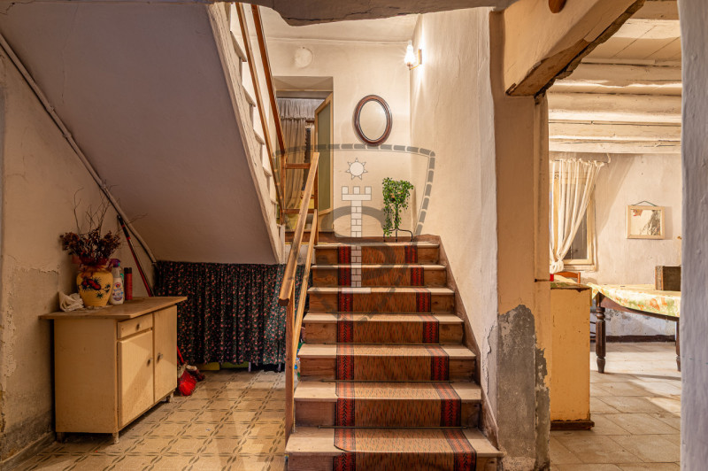 Proponiamo in vendita a Colceresa una casa con ingresso in corte comune che si sviluppa su una su...