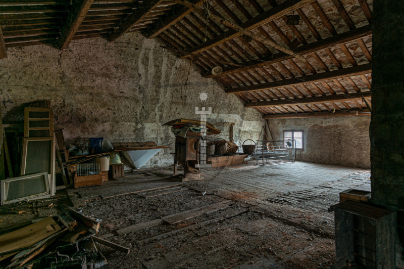 Proponiamo in vendita a Colceresa una casa con ingresso in corte comune che si sviluppa su una su...