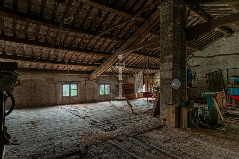 Proponiamo in vendita a Colceresa una casa con ingresso in corte comune che si sviluppa su una su...