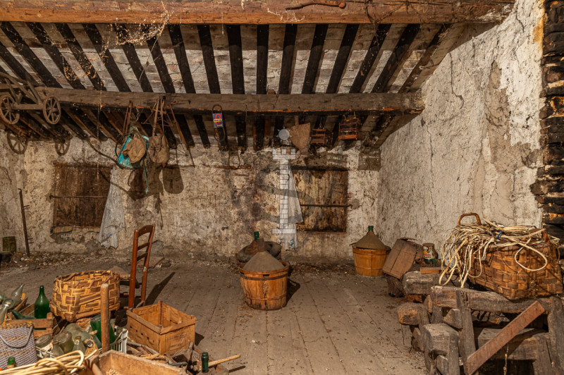 Proponiamo in vendita a Colceresa una casa con ingresso in corte comune che si sviluppa su una su...