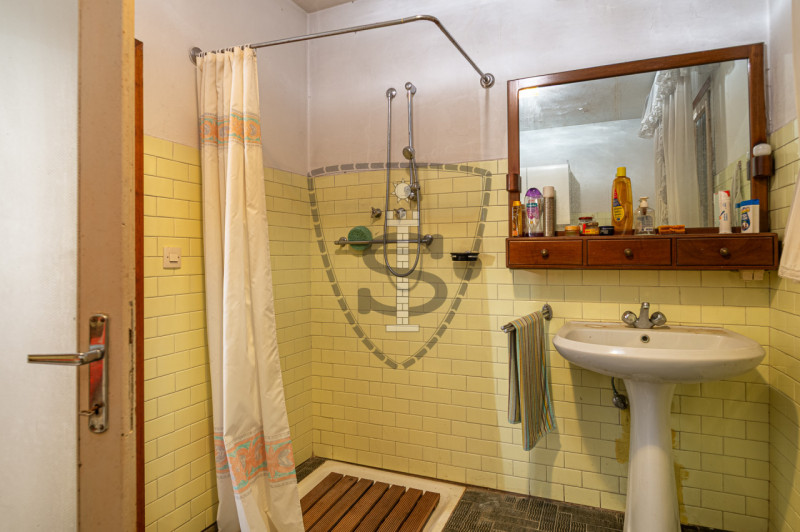 Proponiamo in vendita a Colceresa una casa con ingresso in corte comune che si sviluppa su una su...