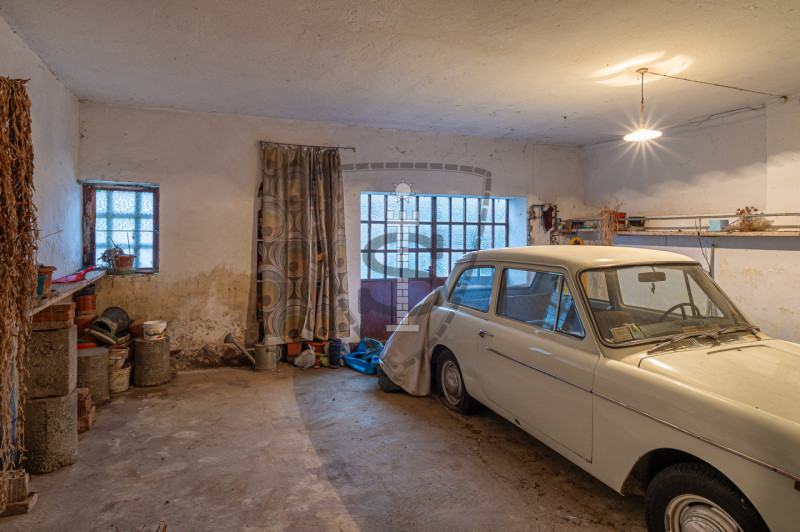 Proponiamo in vendita a Colceresa una casa con ingresso in corte comune che si sviluppa su una su...