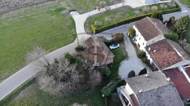 Proponiamo in vendita a Colceresa una casa con ingresso in corte comune che si sviluppa su una su...