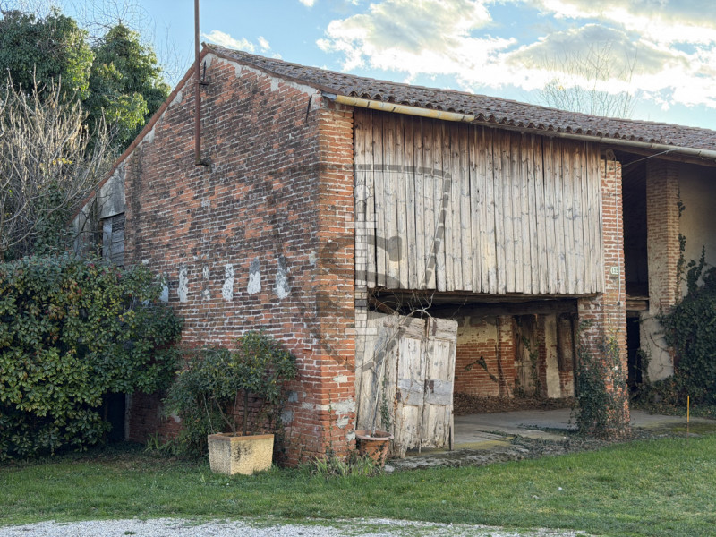 Proponiamo in vendita a Colceresa una casa con ingresso in corte comune che si sviluppa su una su...