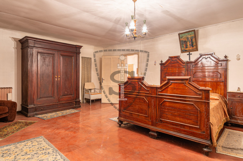 Proponiamo in vendita a Colceresa una casa con ingresso in corte comune che si sviluppa su una su...