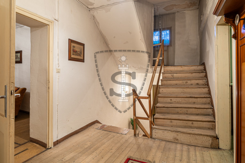 Proponiamo in vendita a Colceresa una casa con ingresso in corte comune che si sviluppa su una su...