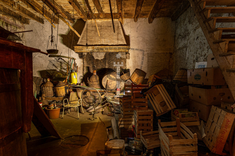 Proponiamo in vendita a Colceresa una casa con ingresso in corte comune che si sviluppa su una su...