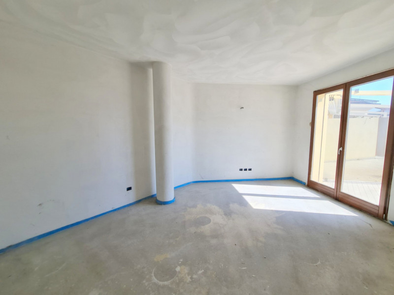 Scopri un attico esclusivo nel cuore di Montegrotto Terme, situato in Corso Delle Terme e disponi...