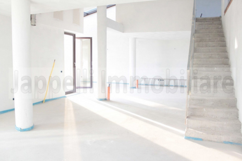 Scopri un attico esclusivo nel cuore di Montegrotto Terme, situato in Corso Delle Terme e disponi...