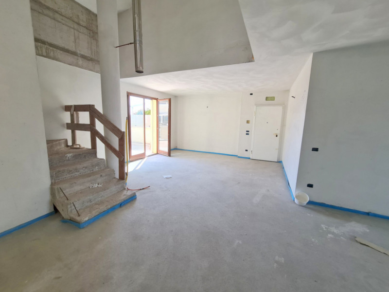 Scopri un attico esclusivo nel cuore di Montegrotto Terme, situato in Corso Delle Terme e disponi...
