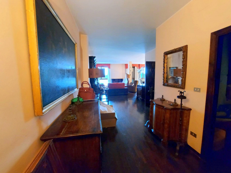 SPLENDIDO DUPLEX VIC. PRATO DELLA VALLE €.550.000 - rif.MG006

Nelle immediate vicinanze del PRAT...