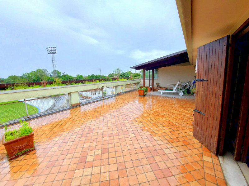 SPLENDIDO DUPLEX VIC. PRATO DELLA VALLE €.550.000 - rif.MG006

Nelle immediate vicinanze del PRAT...