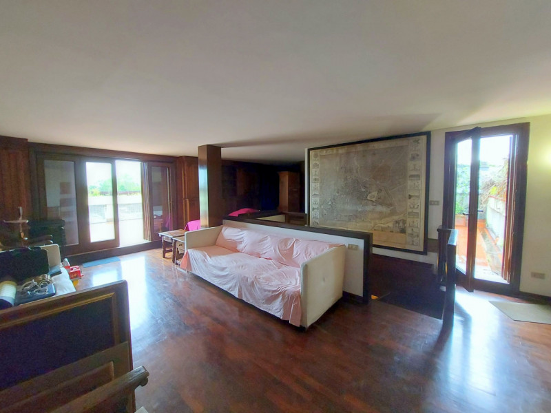 SPLENDIDO DUPLEX VIC. PRATO DELLA VALLE €.550.000 - rif.MG006

Nelle immediate vicinanze del PRAT...