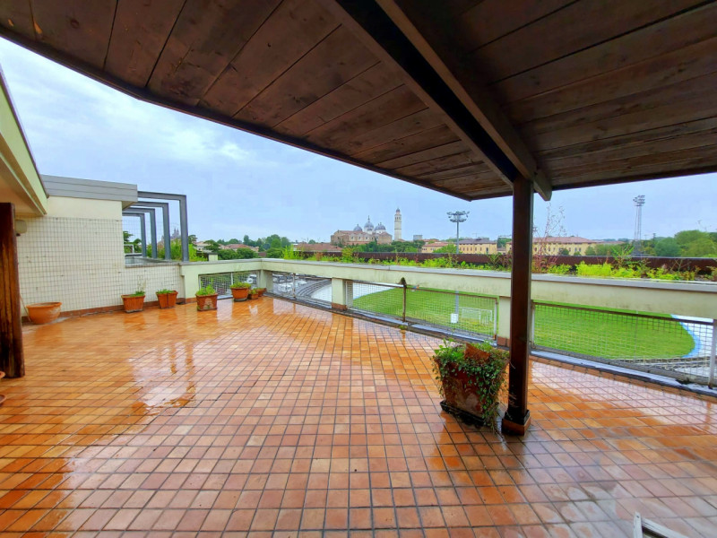 SPLENDIDO DUPLEX VIC. PRATO DELLA VALLE €.550.000 - rif.MG006

Nelle immediate vicinanze del PRAT...