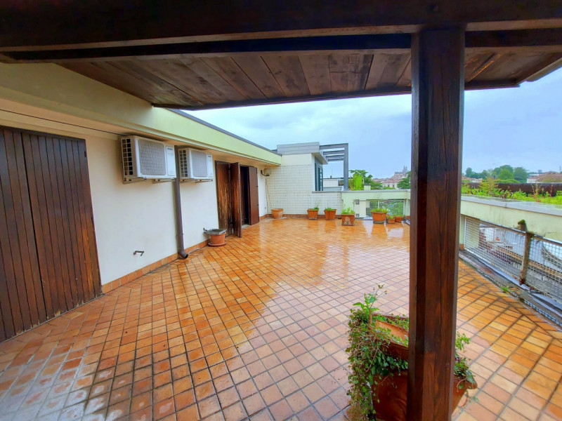 SPLENDIDO DUPLEX VIC. PRATO DELLA VALLE €.550.000 - rif.MG006

Nelle immediate vicinanze del PRAT...