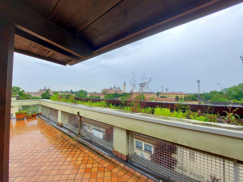 SPLENDIDO DUPLEX VIC. PRATO DELLA VALLE €.550.000 - rif.MG006

Nelle immediate vicinanze del PRAT...