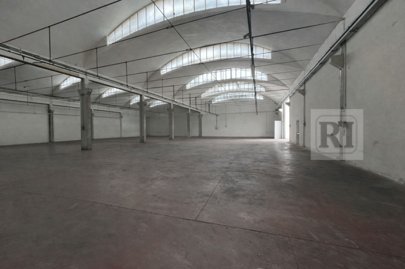 Situato nel cuore di Limena, proponiamo in affitto un immobile industriale di notevole dimensione...