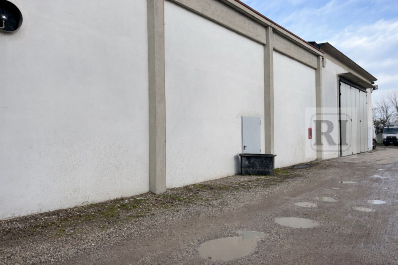 Situato nel cuore di Limena, proponiamo in affitto un immobile industriale di notevole dimensione...