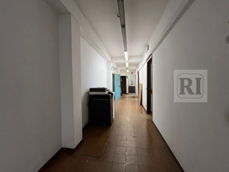 Situato nel cuore di Limena, proponiamo in affitto un immobile industriale di notevole dimensione...