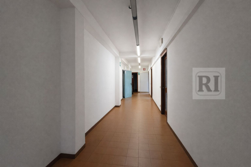 Situato nel cuore di Limena, proponiamo in affitto un immobile industriale di notevole dimensione...