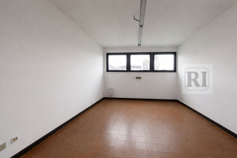 Situato nel cuore di Limena, proponiamo in affitto un immobile industriale di notevole dimensione...