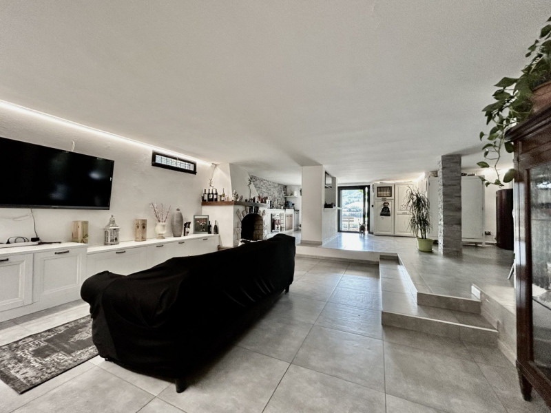 DICOMANO (Fi): sulle colline toscane, in posizione amena e a poca distanza dal centro paese di Di...