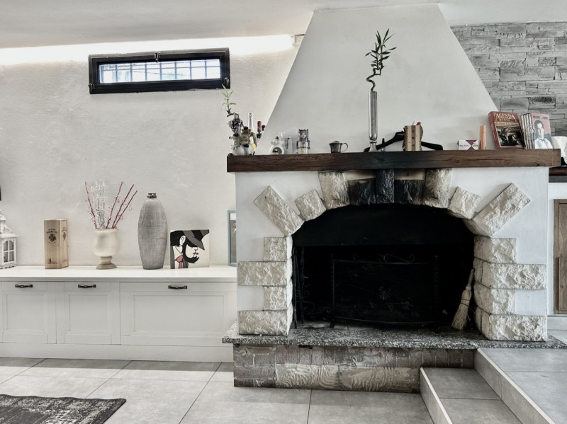 DICOMANO (Fi): sulle colline toscane, in posizione amena e a poca distanza dal centro paese di Di...