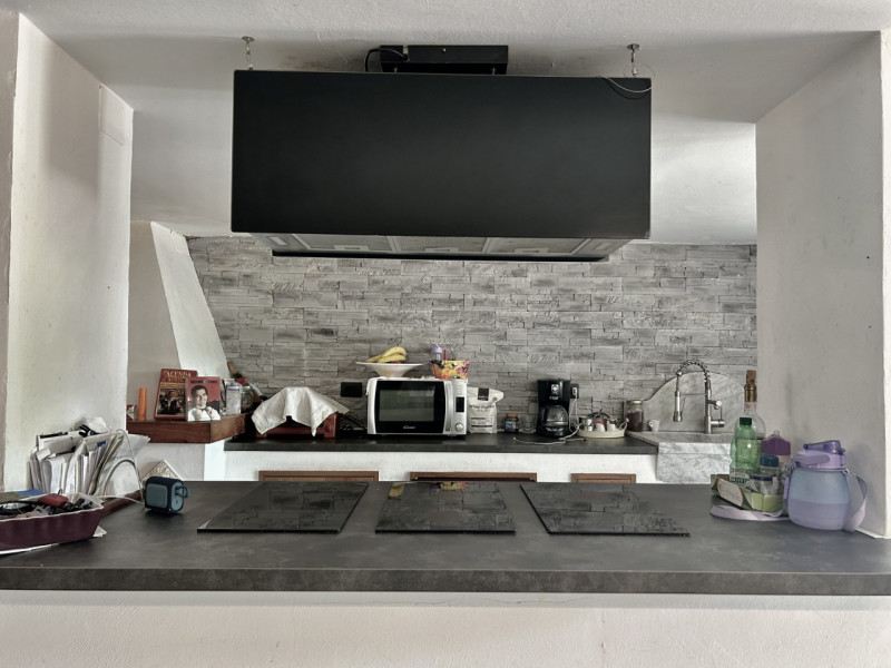 DICOMANO (Fi): sulle colline toscane, in posizione amena e a poca distanza dal centro paese di Di...