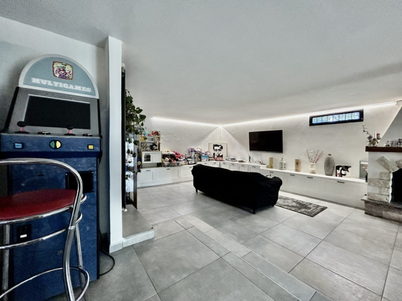 DICOMANO (Fi): sulle colline toscane, in posizione amena e a poca distanza dal centro paese di Di...