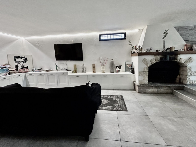 DICOMANO (Fi): sulle colline toscane, in posizione amena e a poca distanza dal centro paese di Di...