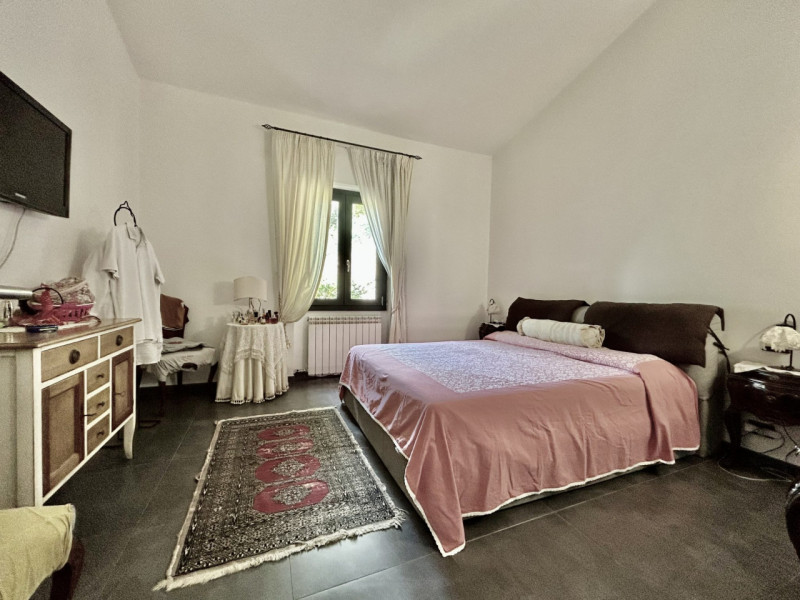 DICOMANO (Fi): sulle colline toscane, in posizione amena e a poca distanza dal centro paese di Di...