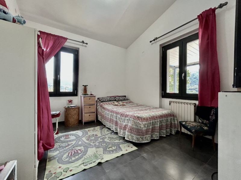 DICOMANO (Fi): sulle colline toscane, in posizione amena e a poca distanza dal centro paese di Di...