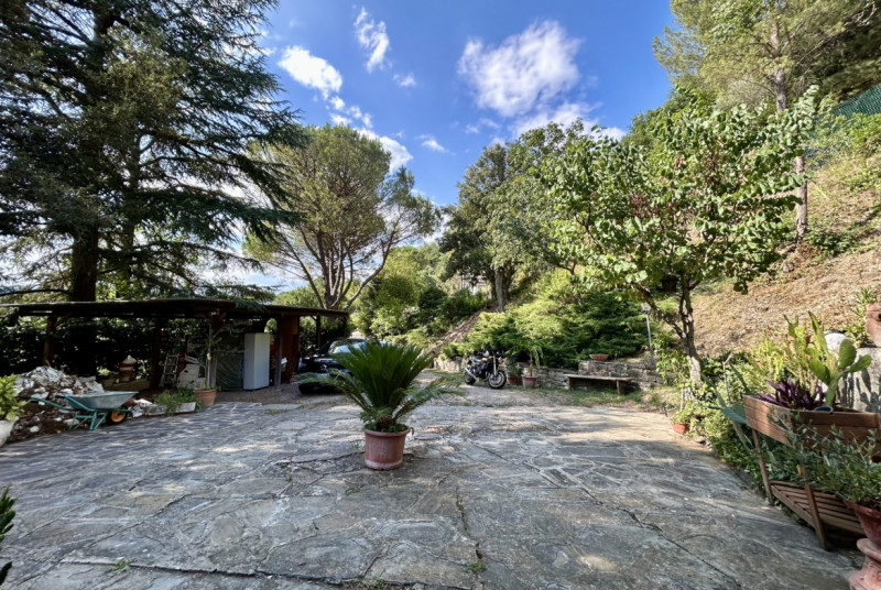 DICOMANO (Fi): sulle colline toscane, in posizione amena e a poca distanza dal centro paese di Di...